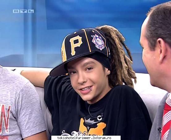 pictures with tom ..c adorabil poa` fie.. ** Byka Kaulitz Adm!n**